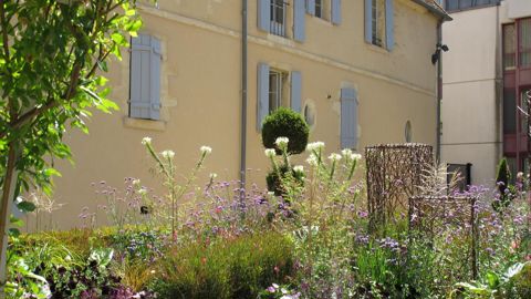 Nevers fait partie des 12 communes qui en 2019 ont reçu le jury national du fleurissement et se sont vu octroyer la quatrième fleur. ©P. Fayolle